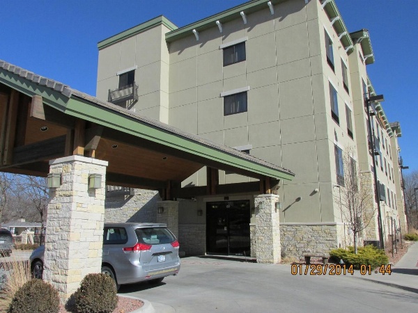 Parkwood Inn & Suites Main image
